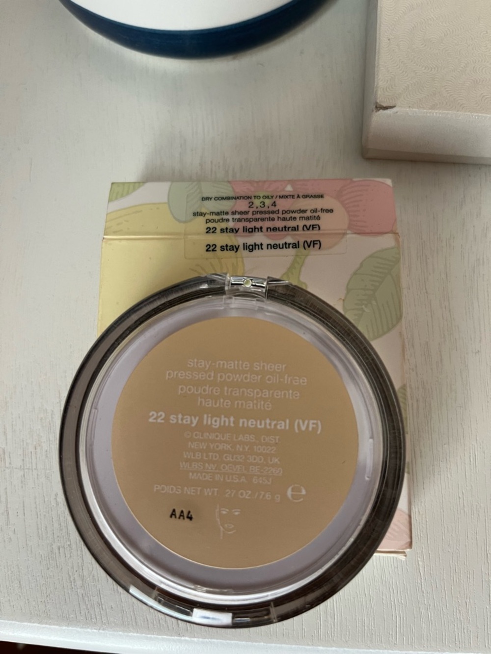 Clinique Stay-Matte Sheer Pressed Powder - Neutral Cream Floral Compact - Picture 3 of 3